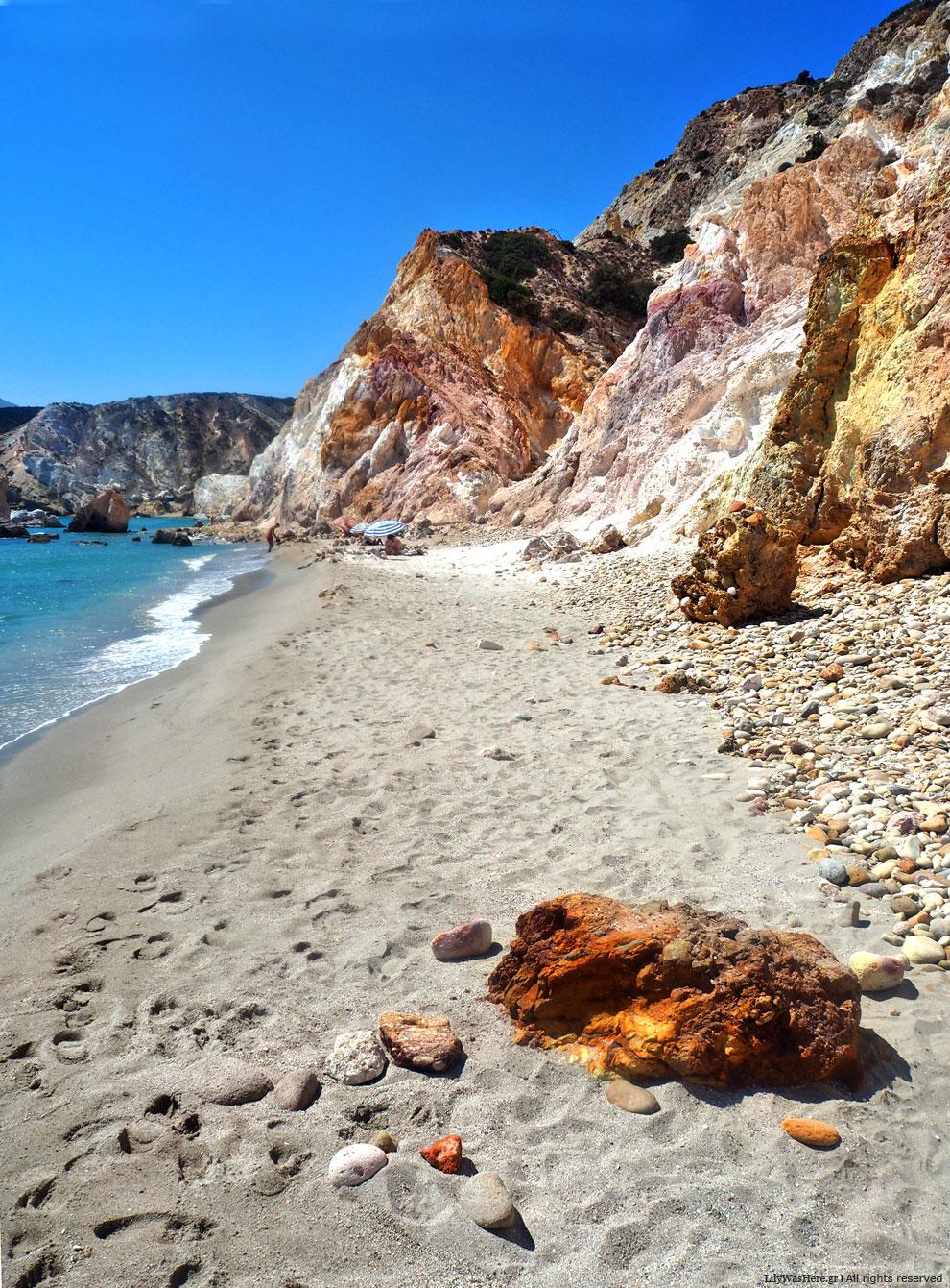 Φυριπλάκα παραλία Μήλος Ηφαιστειογενή πετρώματα - Milos Firiplaka beach