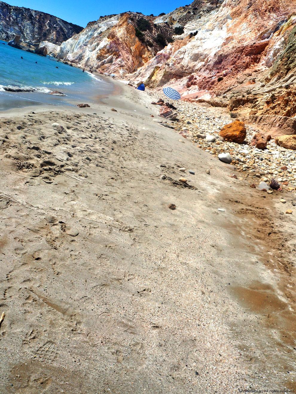 Φυριπλάκα παραλία Μήλος Ηφαιστειογενή πετρώματα - Milos Firiplaka beach