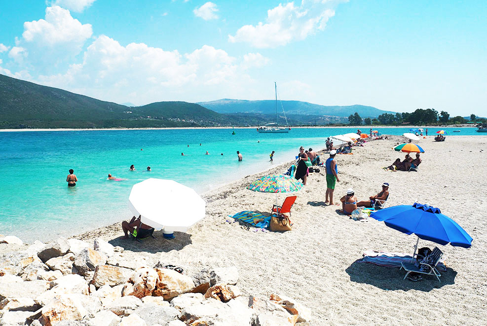 Η παραλία Αμμόγλωσσα στην πόλη της Λευκάδας
