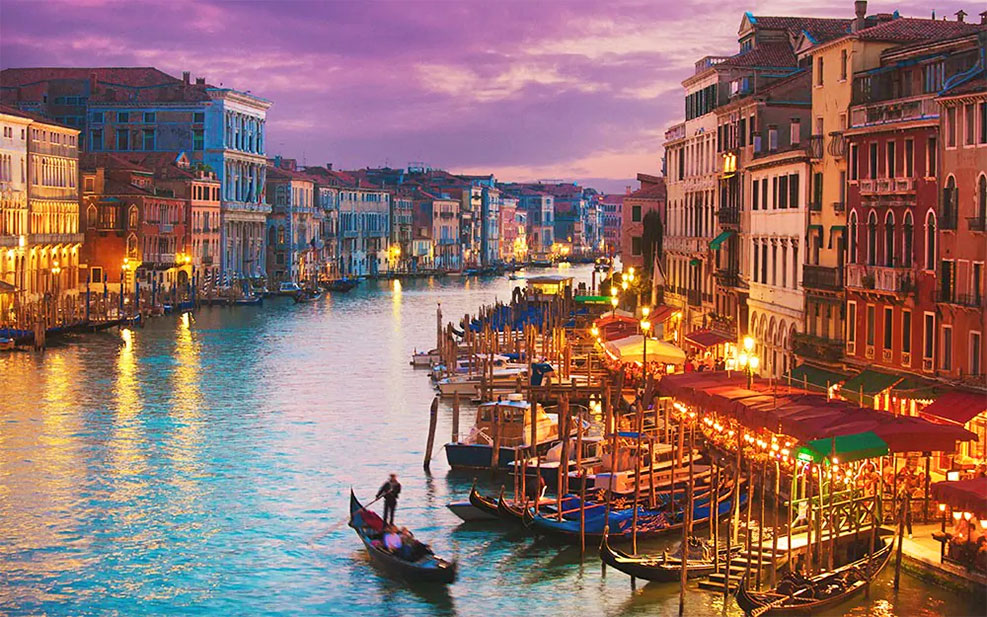 Βενετία | Venice Browsing at the Rialto Market gives a real flavour of local life