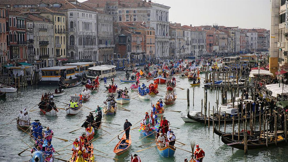 Βενετία | Venice Browsing at the Rialto Market gives a real flavour of local life