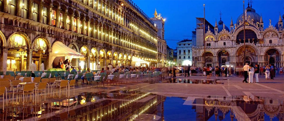 Βενετία | Venice Browsing at the Rialto Market gives a real flavour of local life